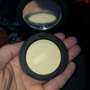 Younique Touch powder luminizer